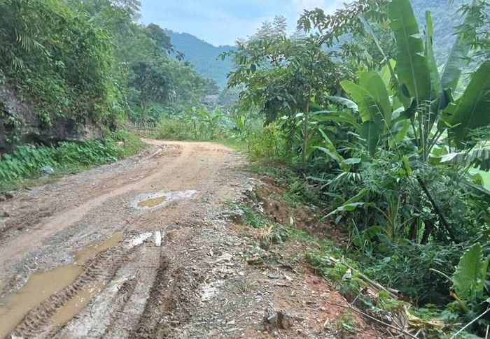 Mặt đường và một số hạng mục trên đoạn nối vào Hang Co Phương chưa được thi công, ảnh hưởng đến việc đi lại của người dân