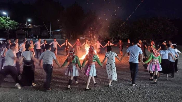Đến với Bản Lồng, du khách được trải nghiệm không gian văn hóa ngay trên tuyến đèo Pha Đin huyền thoại