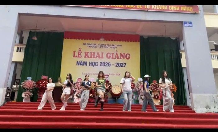 Trang phục biểu diễn của học sinh Trường THPT Tiên Du số 1
