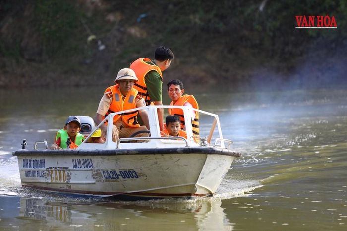 Lực lượng Cảnh sát giao thông (Công an tỉnh Thái Nguyên) dùng phương tiện hỗ trợ học sinh, người dân qua sông