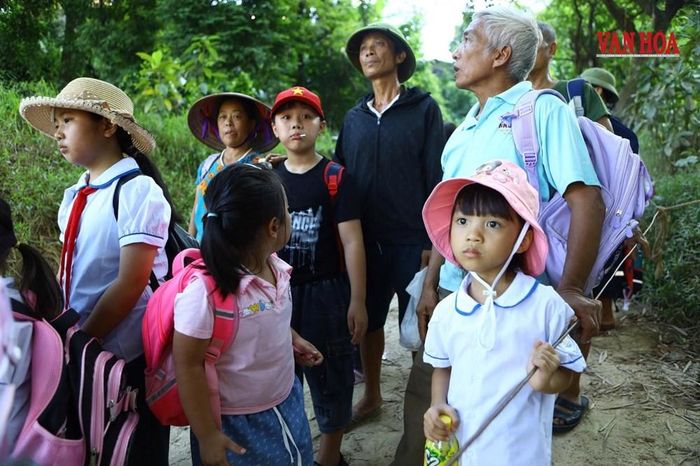 Phụ huynh và học sinh chờ để đưa qua sông