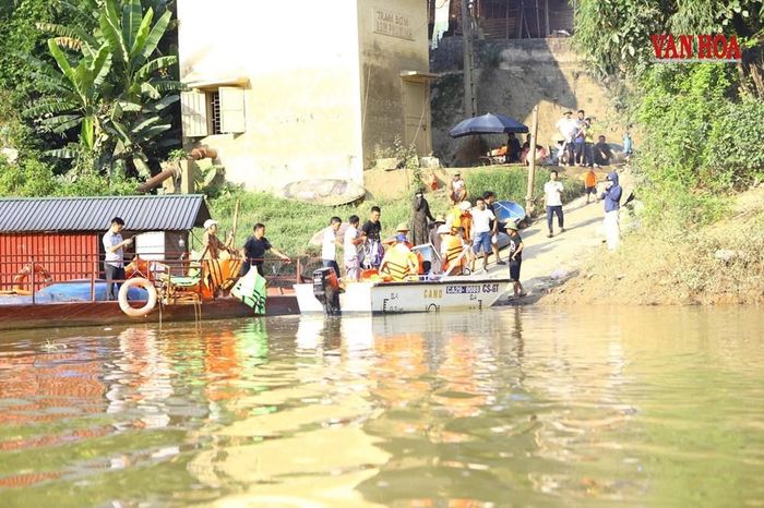 Bến đò Đoàn Kết bên sông Cầu, nơi người dân và học sinh chờ phương tiện qua sông trong ngày đầu năm học mới