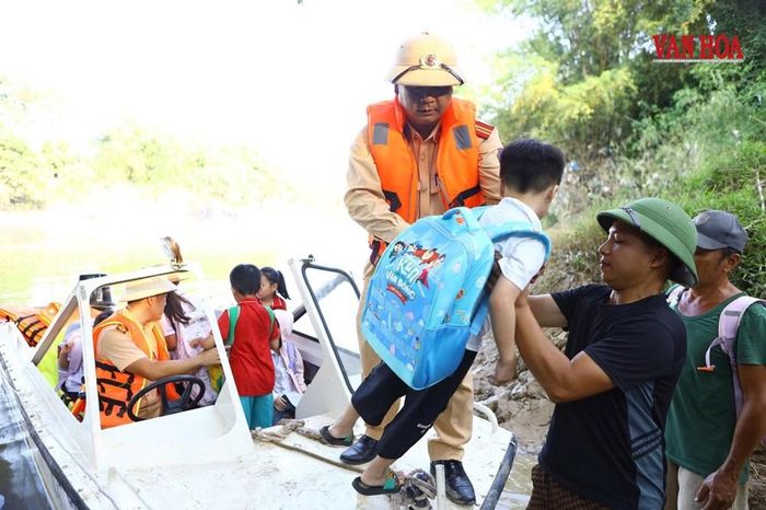 Học sinh tập trung tại bến, chuẩn bị qua sông Cầu về nhà