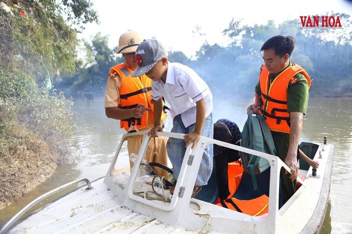 Lực lượng chức năng dùng cano hỗ trợ học sinh qua sông