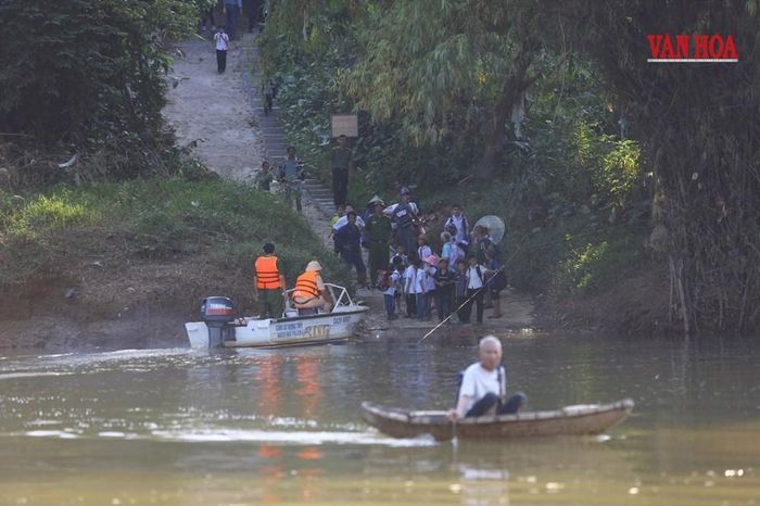 Bến đò chưa thể mở lại khiến các học sinh gặp khó khăn khi đến trường