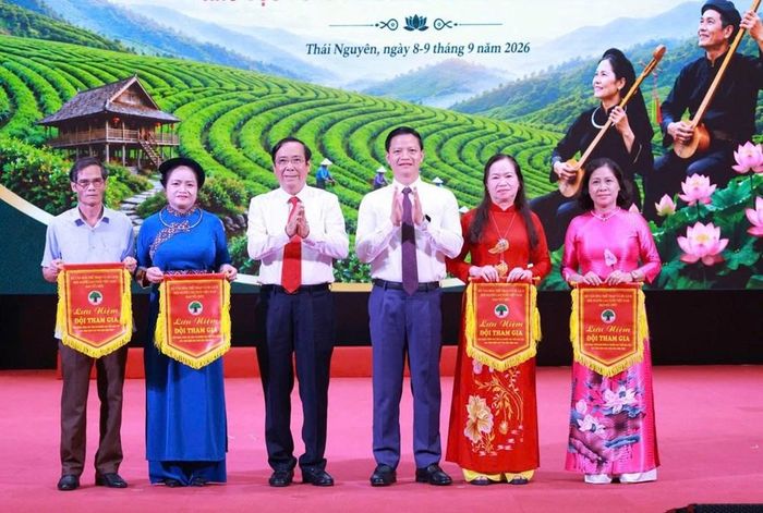 Chủ tịch Hội Người cao tuổi Việt Nam Nguyễn Thanh Bình và Chủ tịch UBND tỉnh Thái Nguyên Vương Quốc Tuấn trao cờ lưu niệm cho các đội tham dự Liên hoan