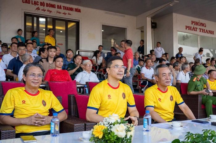 Bí thư Tỉnh ủy Lê Đức Thái và Phó Bí thư Thường trực Tỉnh ủy Nguyễn Hồng Phong dự khán, cổ vũ trận đấu giữa CLB Thanh Hóa và Đà Nẵng