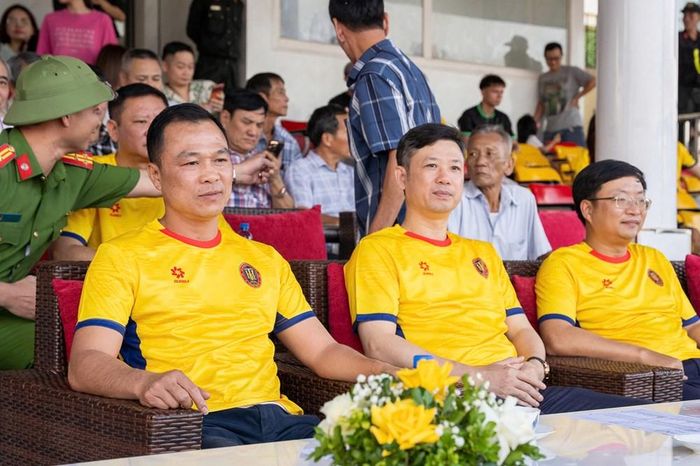 Chủ tịch UBND tỉnh Tô Anh Dũng cùng các đại biểu dự khán, cổ vũ trận đấu