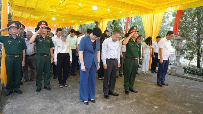 Các đại biểu cùng cán bộ, chiến sĩ Trung đoàn PPK 218, Sư đoàn 361 tưởng niệm các anh hùng liệt sĩ