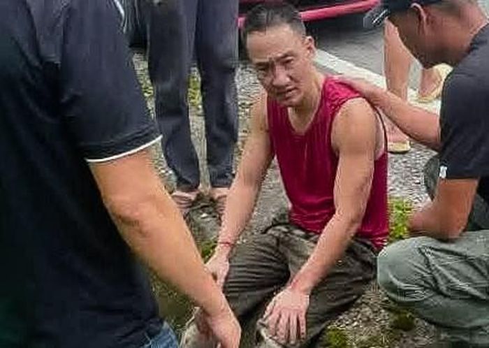 Người đàn ông (áo đỏ) liên quan đến vụ tai nạn xe ô tô tại xã Kim Điền được nhận diện chính là người chồng của nạn nhân Đ.T.H bị tử vong bất thường tại gia đình