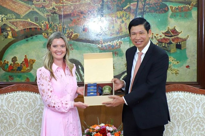 Thứ trưởng Hồ An Phong tặng quà lưu niệm Trợ lý Ngoại trưởng Hoa Kỳ Cate Dillon