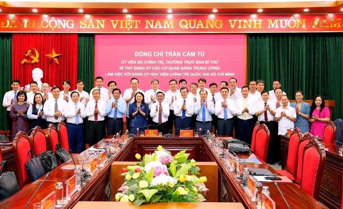 Ủy viên Bộ Chính trị, Thường trực Ban Bí thư, Bí thư Đảng ủy các cơ quan Đảng Trung ương Trần Cẩm Tú cùng các đại biểu chụp ảnh lưu niệm