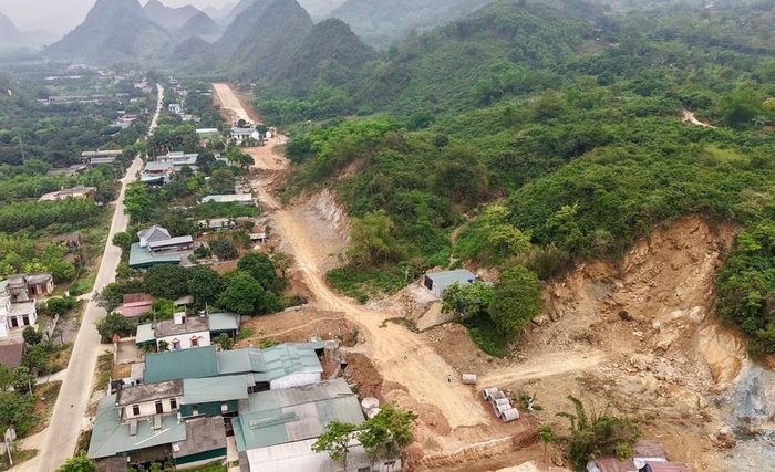 Việc không chấp hành các quyết định thu hồi đất và bàn giao mặt bằng của 3 hộ gia đình, cá nhân đã ảnh hưởng đến tiến độ thực hiện dự án tuyến đường Bái Đính - Ba Sao