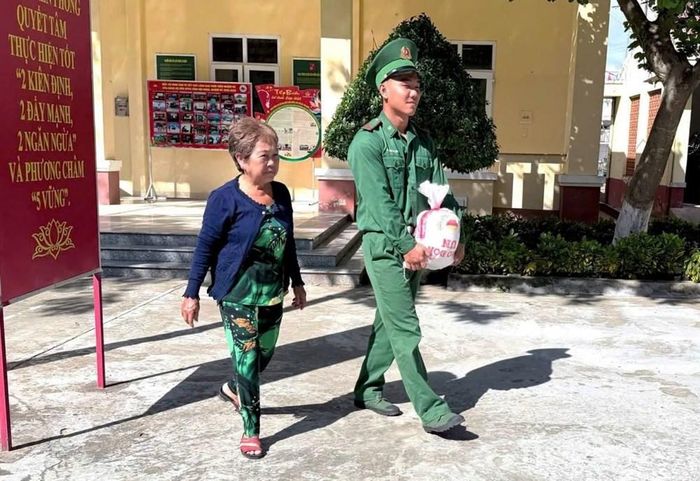 Cán bộ, chiến sĩ hỗ trợ người dân đưa gạo về nhà