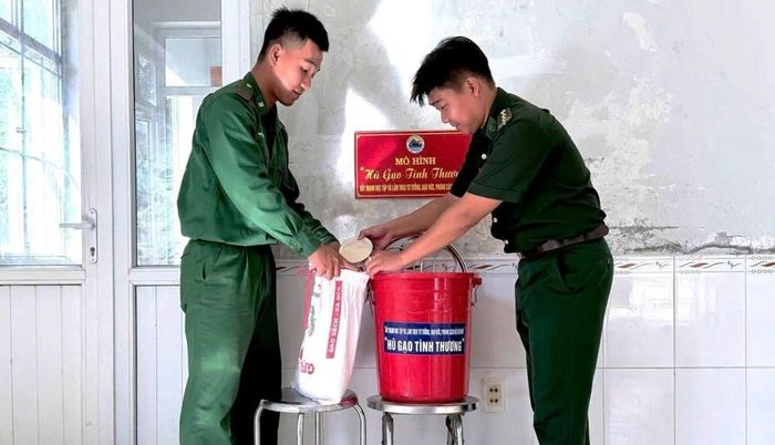 Cán bộ, chiến sĩ Đồn Biên phòng cửa khẩu Vĩnh Hội Đông đóng gói gạo để trao tặng người dân