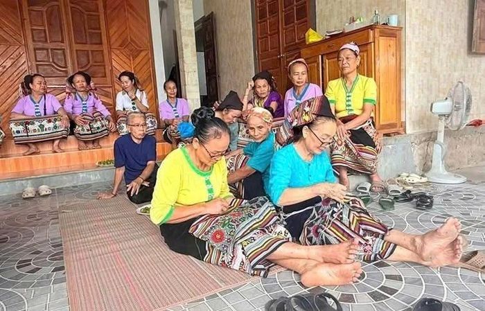Các nghệ nhân miệt mài tập luyện, góp phần chuẩn bị cho lễ hội