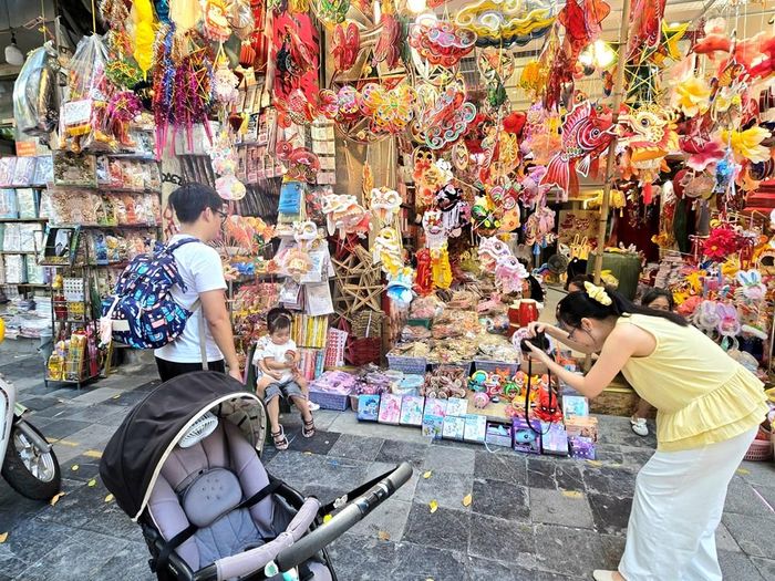 Khách chơi phố Hàng Mã, mua sắm và check in