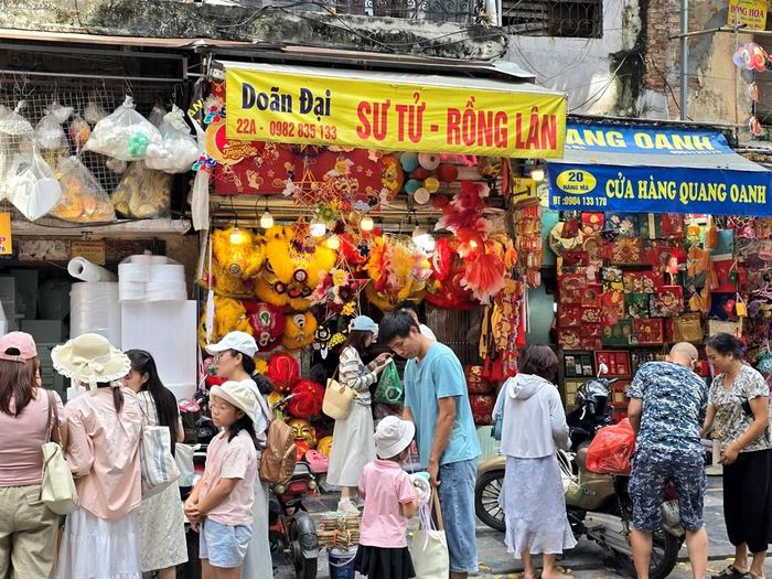 Phố Hàng Mã rực rỡ sắc màu với muôn vàn kiểu dáng đèn lồng, đầu lân và mặt nạ