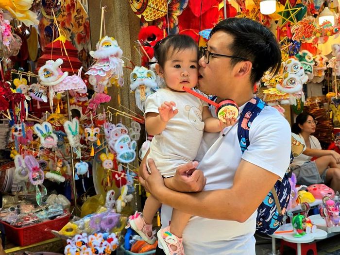 Các gia đình đưa trẻ em đến chơi và mua sắm tại phố Hàng Mã