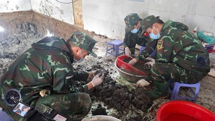 Lực lượng làm nhiệm vụ quy tập hài cốt liệt sĩ tại xã Thới Lai, TP. Cần Thơ