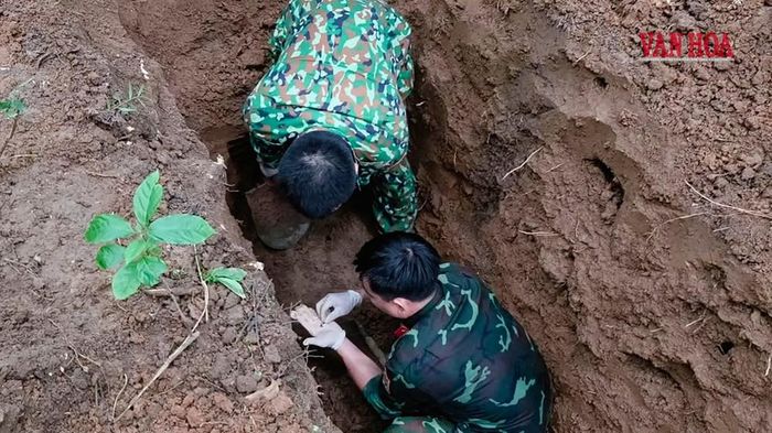 Lực lượng Đội Tìm kiếm, quy tập hài cốt liệt sĩ số 1 cẩn trọng tìm kiếm, cất bốc hài cốt liệt sĩ tại khu vực Bãi Dinh, xã Dân Hóa