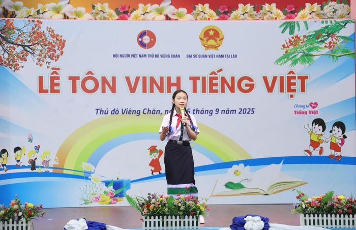Em Vila Xaynhavong, học sinh lớp 8A Trường Song ngữ Lào-Việt Nam Nguyễn Du tham gia phần thi kể chuyện bằng tiếng Việt với chủ đề "Địa đạo Vịnh Mốc-Quảng Trị, nơi sự sống bất diệt". Ảnh: Xuân Tú - PV TTXVN tại Lào