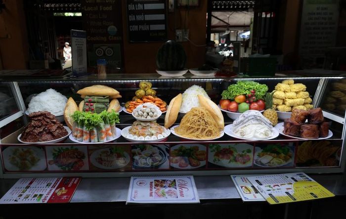 Ẩm thực ở chợ Hội An luôn là điều hấp dẫn đối với du khách. Ảnh: Đỗ Trưởng - TTXVN