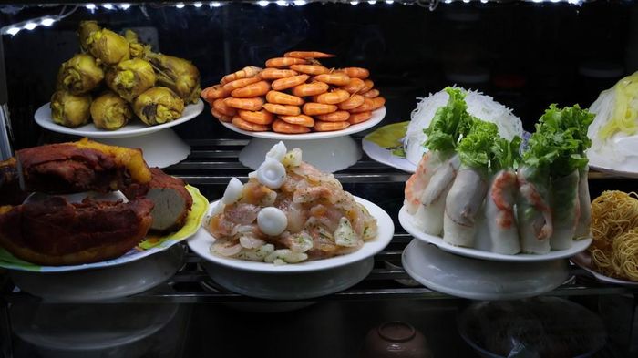 Nhiều món ăn tại chợ Hội An được trang trí đẹp mắt, hấp dẫn. Ảnh: Đỗ Trưởng - TTXVN