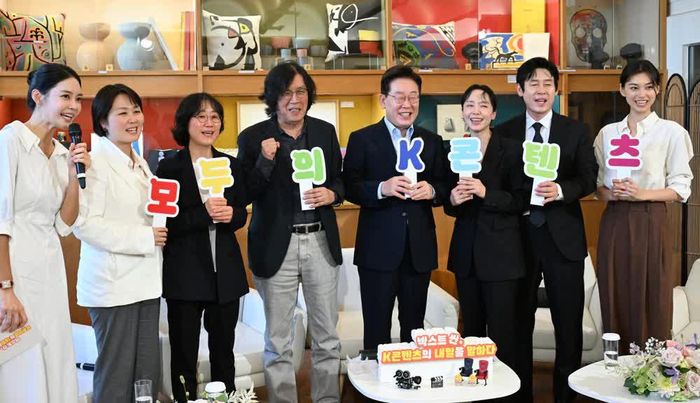 Tổng thống Lee Jae Myung chụp ảnh cùng đạo diễn Lee Chang Dong (thứ 4 từ trái sang) và các diễn viên cùng những nhân vật khác trong ngành điện ảnh sau cuộc gặp gỡ với các nhà làm phim Hàn Quốc tại Hội nghị thượng đỉnh Lumiere. Ảnh: Yonhap