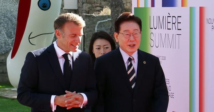 Tổng thống Lee Jae Myung và Tổng thống Pháp Emmanuel Macron di chuyển đến địa điểm tổ chức hội nghị thượng đỉnh Lumière Summit tại Fondation Maeght ở Saint-Paul-de-Vence vào ngày 7/9 (giờ địa phương). Ảnh: Yonhap News
