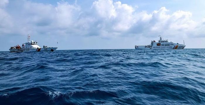 Tàu Cảnh sát biển Việt Nam trực chốt chặn ở vùng biển giáp ranh. (Ảnh: Cảnh sát biển cung cấp)