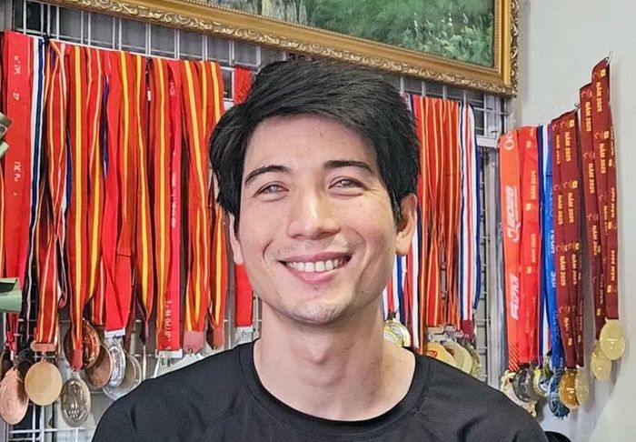 "Kình ngư" Huỳnh Ngọc Tiến và bộ sưu tập huy chương của mình. (Ảnh: Nhân vật cung cấp)