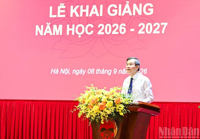 Phó Giáo sư, Tiến sĩ Đoàn Minh Huấn, Giám đốc Học viện Chính trị quốc gia Hồ Chí Minh phát biểu khai giảng năm học 2026-2027. (Ảnh: DUY LINH)