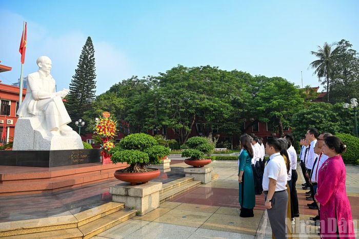  Lãnh đạo Học viện Chính trị Quốc gia Hồ Chí Minh và các đại biểu làm lễ dâng hoa﻿ tại tượng Bác. (Ảnh: DUY LINH) 