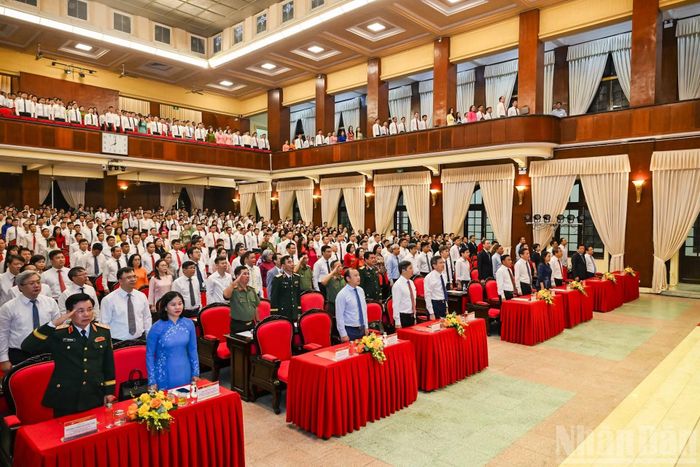 Các đồng chí lãnh đạo Đảng, Nhà nước và các đại biểu thực hiện nghi thức chào cờ tại Lễ khai giảng. (Ảnh: DUY LINH)