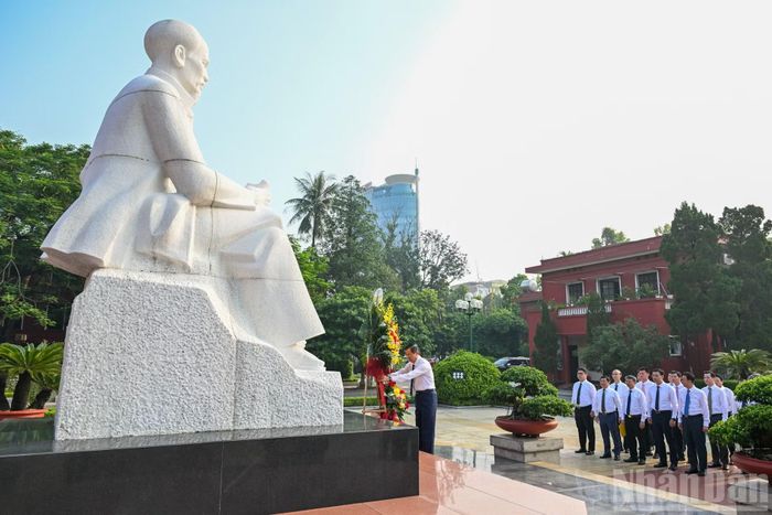  Lãnh đạo Học viện Chính trị quốc gia Hồ Chí Minh﻿ và các đại biểu dâng hoa tại tượng Bác. (Ảnh: DUY LINH) 