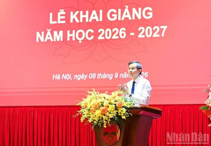 Phó Giáo sư, Tiến sĩ Đoàn Minh Huấn, Giám đốc Học viện Chính trị quốc gia Hồ Chí Minh phát biểu khai giảng năm học 2026-2027. (Ảnh: DUY LINH)