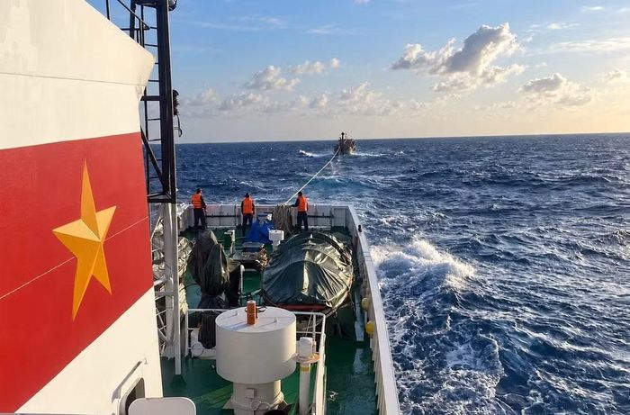 Tàu 467 đang kéo tàu cá hỏng máy về Đặc khu Phú Quý. (Ảnh: Cảnh sát biển cung cấp)
