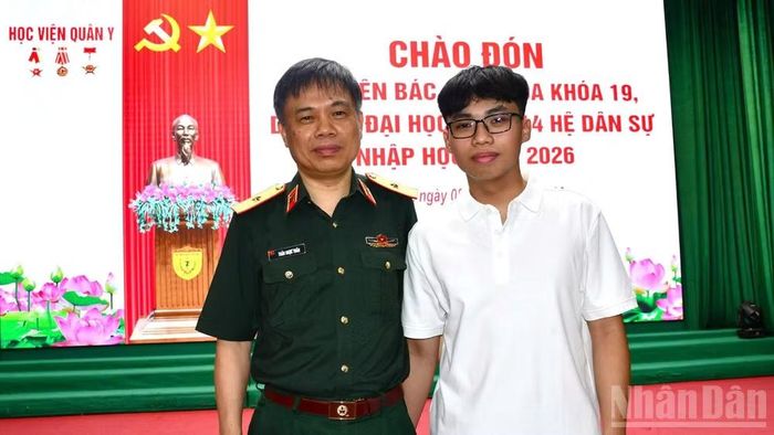 Thiếu tướng, Phó Giáo sư, Tiến sĩ Trần Ngọc Tuấn, Phó Giám đốc Học viện Quân y động viên sinh viên Nguyễn Quốc Dũng - một trong ba thí sinh đạt 30/30 điểm xét tuyển vào Học viện Quân y hệ dân sự năm 2026. (Ảnh: TUẤN DŨNG)