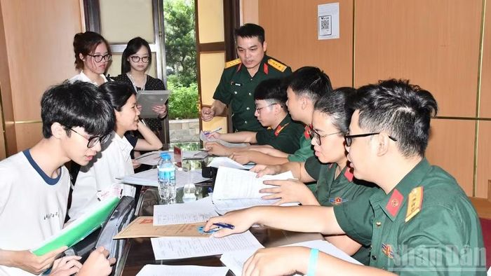 Công tác đón tiếp tân sinh viên nhập học hệ dân sự tại Học viện Quân y. (Ảnh: TUẤN DŨNG)