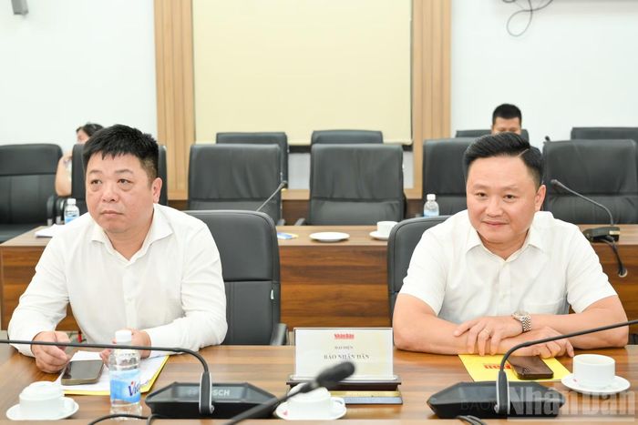 Đồng chí Quế Đình Nguyên, Phó Bí thư Thường trực Đảng ủy, Phó Tổng Biên tập Báo Nhân Dân và đồng chí Phan Văn Hùng, Ủy viên Ban Thường vụ Đảng ủy, Phó Tổng Biên tập Báo Nhân Dân dự Hội nghị.