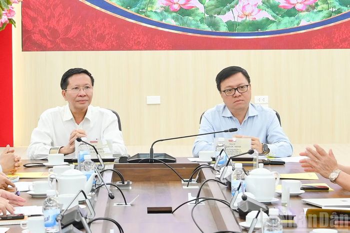 Đồng chí Lê Quốc Minh, Ủy viên Trung ương Đảng, Bí thư Đảng ủy, Tổng Biên tập Báo Nhân Dân, Phó Trưởng Ban Tuyên giáo Trung ương, Chủ tịch Hội nhà báo Việt Nam, Khối trưởng Khối thi đua và đồng chí Vũ Hải Quang, Phó Tổng Giám đốc Đài Tiếng nói Việt Nam, Khối phó Khối Thi đua chủ trì Hội nghị.