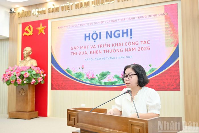 Đồng chí Nguyễn Thị Hằng, Phó Chánh Văn phòng, Báo Nhân Dân trình bày Dự thảo Quy chế tổ chức hoạt động và Dự thảo Kế hoạch công tác năm 2026 của Khối thi đua.