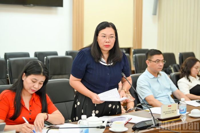 Đồng chí Phạm Thị Thinh, Phó Giám đốc - Phó Tổng Biên tập Nhà xuất bản Chính trị quốc gia Sự thật phát biểu.