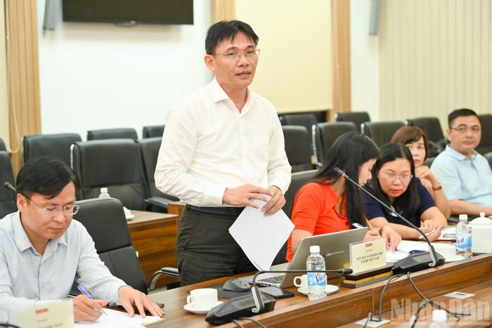 Đồng chí Nguyễn Đức Minh, Phó Chủ Tịch Viện Hàn lâm Khoa học xã hội Việt Nam phát biểu.