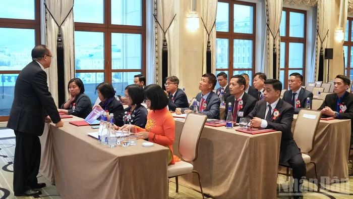 Đoàn Chủ tịch Liên hiệp các Tổ chức người Việt Nam tại Liên bang Nga họp, đánh giá công tác thời gian qua. (Ảnh: THANH THỂ)