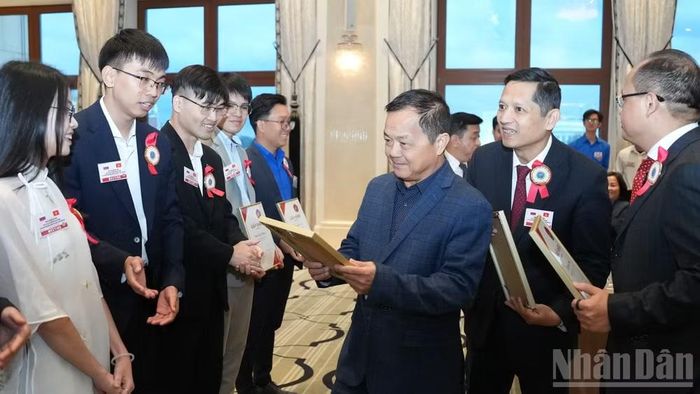 Trao phần thưởng tặng các sinh viên có thành tích học tập xuất sắc. (Ảnh: THANH THỂ)