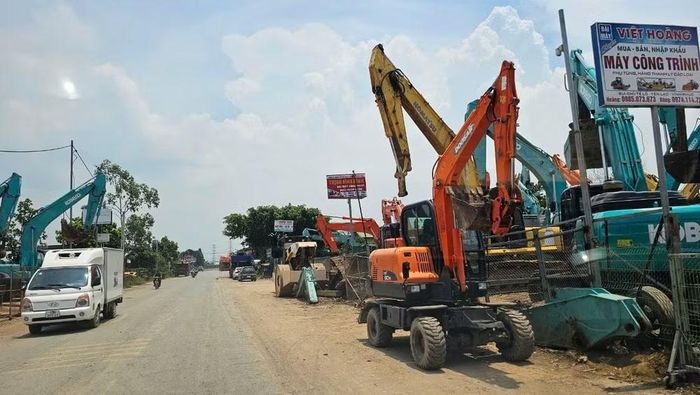 Hàng trăm doanh nghiệp Tề Lỗ kinh doanh máy công trình. (Ảnh: HÀ HỒNG HÀ)