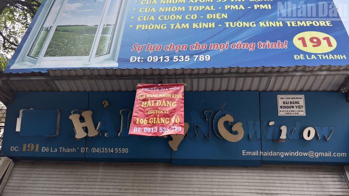 Nhiều cửa hàng treo biển chuyển địa điểm cửa hàng nhằm cập nhật tới khách hàng nơi bán mới sau khi hoàn tất giải phóng mặt bằng.