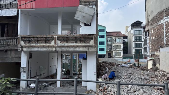 Nhiều ngôi nhà đã được tháo dỡ hoàn toàn, máy xúc liên tục hoạt động, từng bước phá dỡ các công trình đã bàn giao, tạo mặt bằng sạch để triển khai dự án.